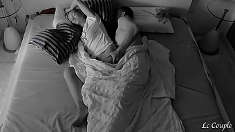 一对夫妇在卧室里被隐藏的摄像机捕捉到亲密的早晨。