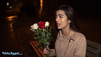 Rencontre Pov De La Saint-Valentin D'Aaeysha Avec Un Homme Bien Membré Dans Un Hôtel